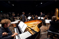 Es musizieren Mitglieder des reich mit Streichern und Bläsern besetzten ensemble risonanze erranti unter der Leitung von Peter Tilling. ©  Es musizieren Mitglieder des reich mit Streichern und Bläsern besetzten ensemble risonanze erranti unter der Leitung von Peter Tilling.